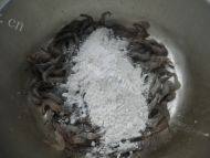 诱人的油炸小河虾做法图解4)