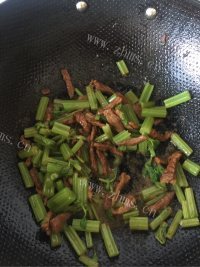 简单的芹菜炒肉丝做法图解9)