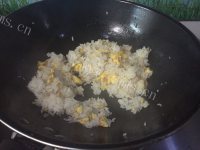 油而不腻的蛋炒饭做法图解7)