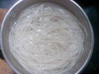 美味的酸菜肉丝米线做法图解2)