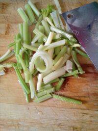 家常菜腊肉炒芹菜做法图解3)