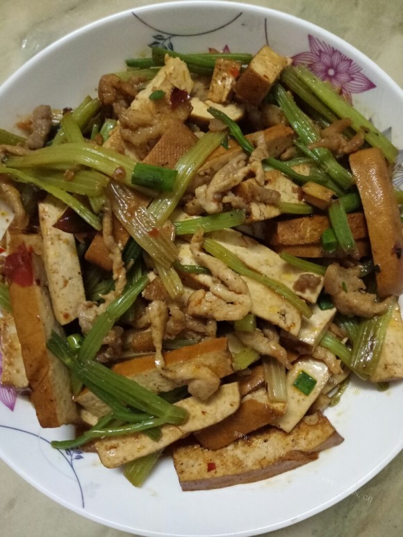 芹菜香干炒肉丝