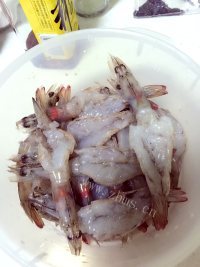 美味的蒜蓉烤虾做法图解2)