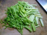 家常菜鸡蛋炒芹菜做法图解5)