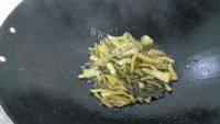家常菜酸菜煮鱼做法图解2)