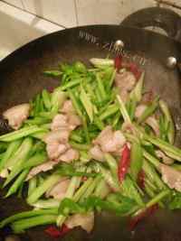 家常菜芹菜炒肉片做法图解5)