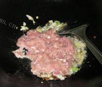 味道不错的蒜薹炒肉丝做法图解5)