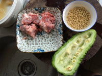 美味的苦瓜黄豆排骨汤做法图解1)