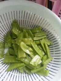 家常菜荷兰豆炒瘦肉做法图解1)