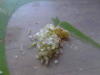 食欲满满的芹菜猪肉包子做法图解4)