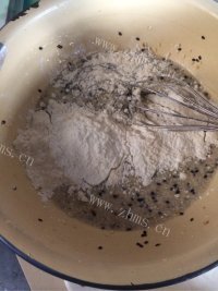 色味俱佳的芝麻薄脆饼做法图解3)