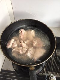 滋补的海带炖猪手排骨做法图解1)