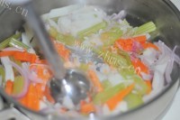 清淡的时令蔬菜泥汤做法图解4)