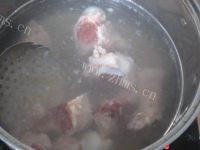 美味的冬瓜筒骨汤做法图解2)