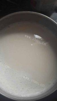 自制焦糖奶茶做法图解4)