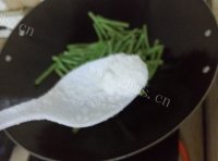 家常菜蚝油炒豆角做法图解8)