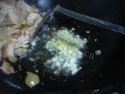家常菜咸肉炒包菜做法图解4)