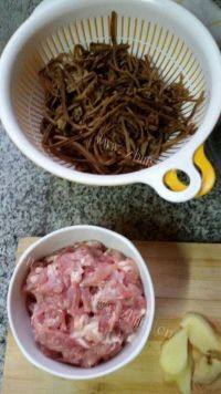 茶树菇炒肉丝做法图解1)