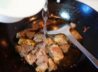 美味的土豆焖牛肉做法图解4)