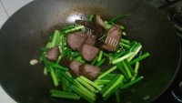 特下饭的蒜苔炒牛肉做法图解5)