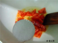 美味的番茄紫菜蛋花汤做法图解4)