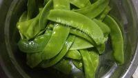 家常菜荷兰豆炒腊肉做法图解1)