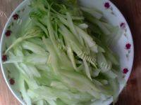 家常菜肉片炒西芹做法图解1)