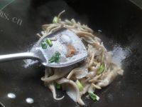 自制平菇炒肉片做法图解6)