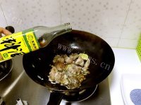 美味的板栗玉米烧排骨做法图解6)