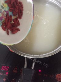 滋补养胃梅花莲子燕麦粥做法图解8)