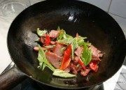 尖椒炒腊肉做法图解2)