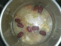 养生的山药红枣枸杞排骨汤的做法图解四