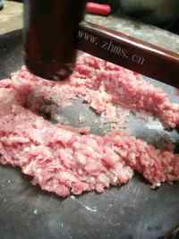 美味的炸肉丸做法图解3)