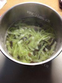 很有食欲的酸辣包菜丝做法图解7)