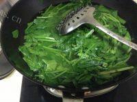 诱人的菠菜鸡蛋汤做法图解4)