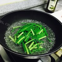 美味营养的蒜薹炒肉做法图解4)