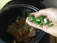 美味的香菇鸡肉煲仔饭做法图解10)