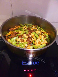 家常菜四季豆炒肉片做法图解6)