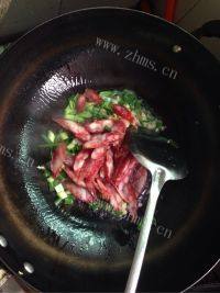家常菜荷兰豆炒腊肠做法图解6)