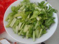 简易肉片芹菜做法图解1)