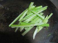 家常菜芹菜炒五花肉做法图解5)