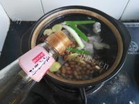热腾腾的花生莲藕排骨汤做法图解7)