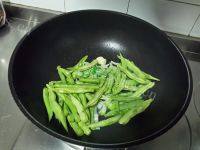 自制豆角炖粉条做法图解3)
