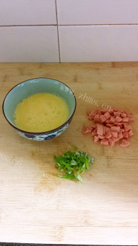 美味的火腿鸡蛋炒饭做法图解2)