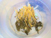美味的猪骨菜干汤做法图解2)