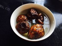 美味的药膳乌鸡煲做法图解2)