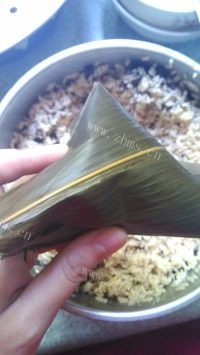 八宝辣酱粽子做法图解10)