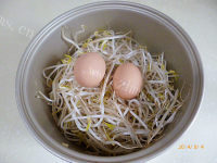 家常菜绿豆芽炒鸡蛋做法图解1)