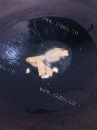 清爽的土豆焖排骨做法图解8)