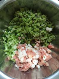 美味的豆角猪肉馅包子做法图解2)